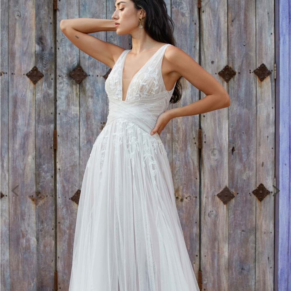 Elegant White V-Neck Lace Wedding Dress